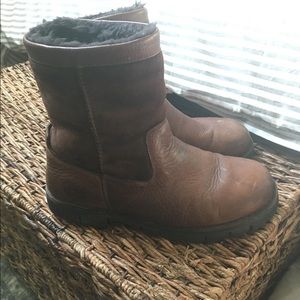 Mens size 10 ugg Beacon leather and suede boot